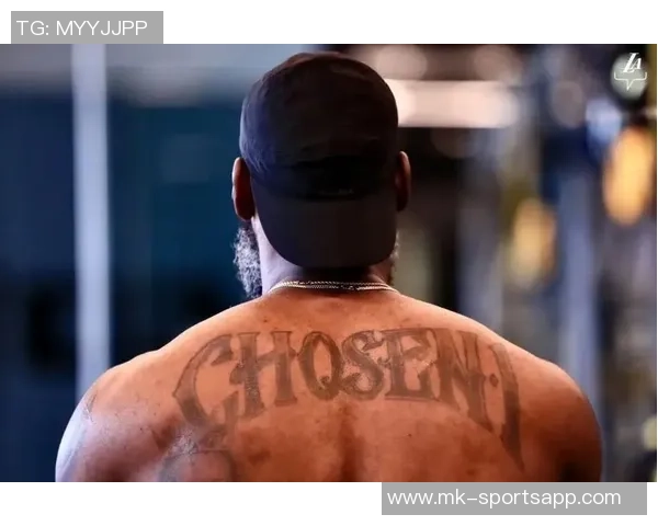 艾顿分享黑皮衣帅照展现独特魅力自律成就与众不同的能量