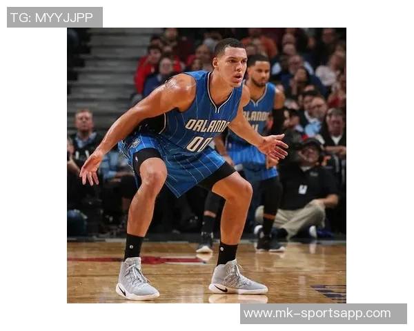 阿隆戈登半场表现出色7投4中贡献12分5篮板3助攻助力球队战局